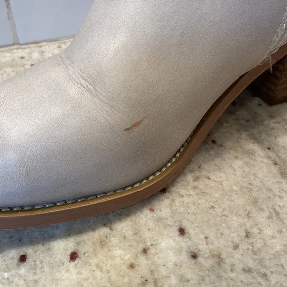 Dolce Vita cream color ankle booties size 7.5 - Picture 7 of 7